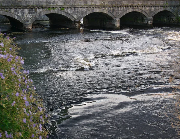 Sten Överbryggar Över Floden Garavogue Den Staden Sligo — Stockfoto