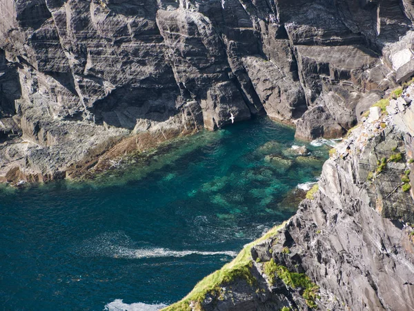 从上面看到的是爱尔兰克里悬崖上一个清澈的海湾 — 图库照片