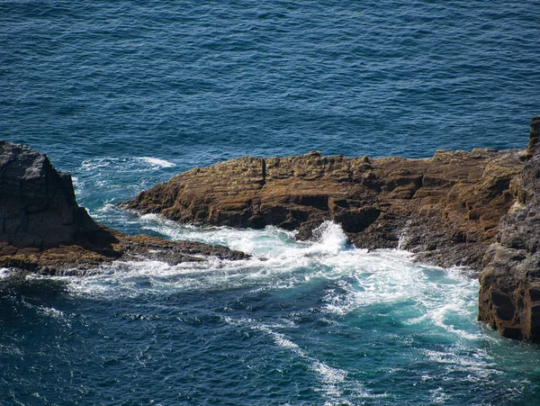Mare Infrange Una Roccia Bruna Nell Atlantico Sulla Costa Dell — Foto Stock