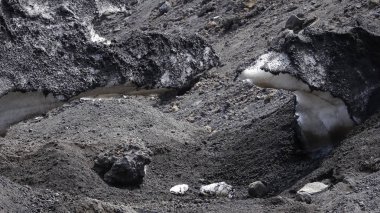 Tarafından siyah volkanik toprak kaplı Etna üzerinde kar