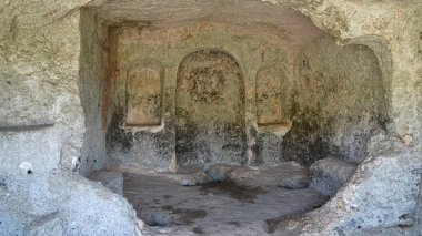 Pantalica Nekropolü vardır Sortino Sicilya üzerinde mezar odaları