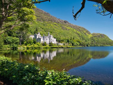 Kylemore Abbey İrlanda'dan yansıması ile kristal berraklığında Gölü