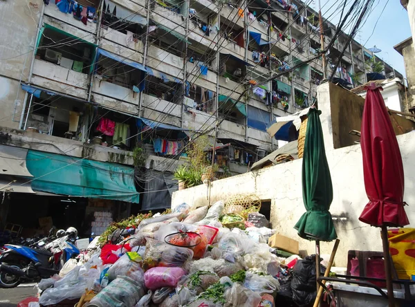 Dağ tam Bangkok bir pazarda bir arka bahçe çöp torbaları