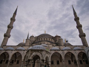 Sultan Ahmed Camii kubbe ve minare ile iç görünüm