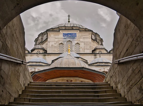 イスタンブールのモスクに古い石の階段と入口をアーチ型 — ストック写真