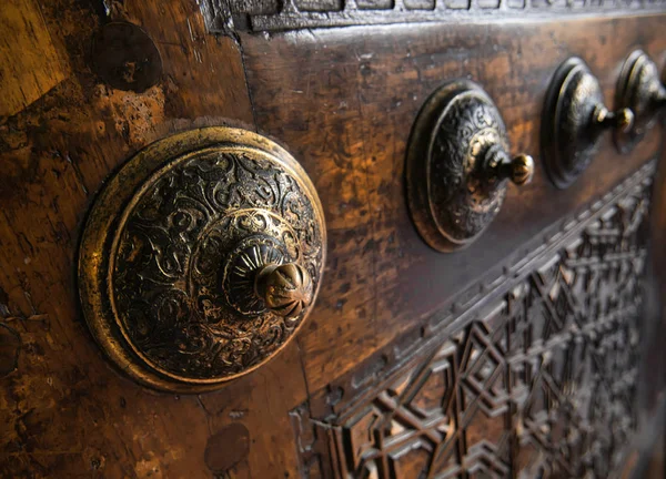 Eski Bir Ahşap Kapı Oyma Ile Detay Kolları Kazınmış — Stok fotoğraf