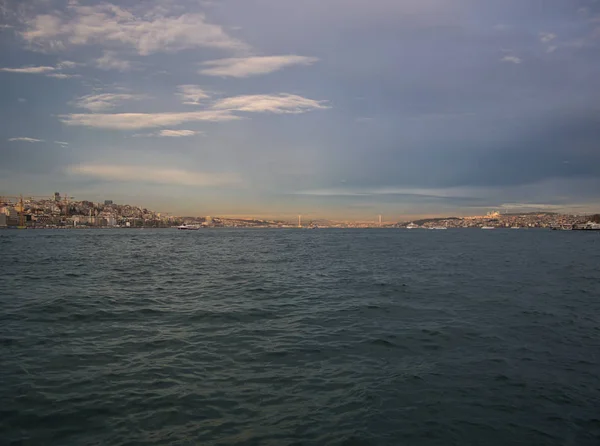 查看伊斯坦布尔的博斯波鲁斯 背景是大桥 — 图库照片