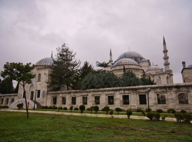 Istanbul'daki Süleymaniye Camii çevresinde birkaç windows ile duvar