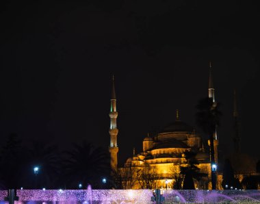 Renkli cam Istnabul Sultan Ahmed Camii önünde su damlaları