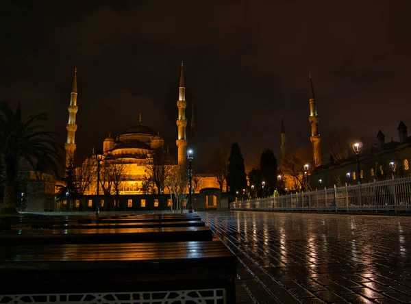 Iluminada Mezquita Del Sultán Ahmed Sin Gente Fotografiada Por Noche — Foto de Stock