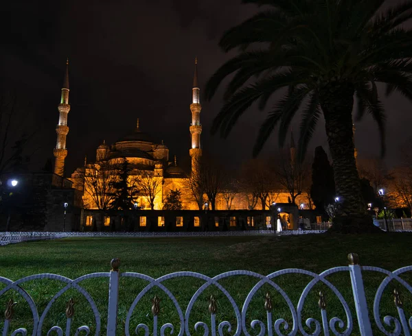 Una Toma Nocturna Iluminada Mezquita Azul Medio Estambul — Foto de Stock