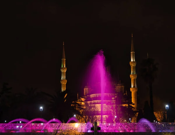 Una Fuente Colorida Una Fuente Noche Frente Mezquita — Foto de Stock