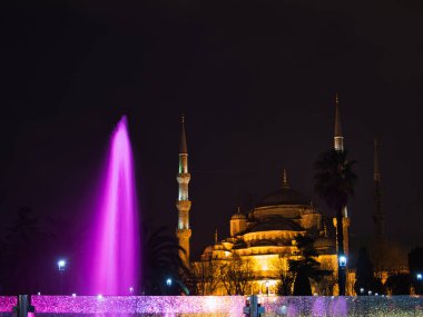 İstanbul 'da aydınlık bir cami önünde renkli bir çeşme