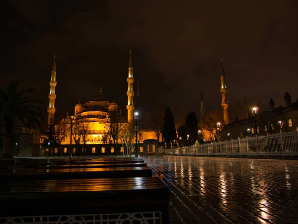 Una Mezquita Iluminada Por Noche Con Reflejos Lluvia Sobre Adoquín — Foto de Stock