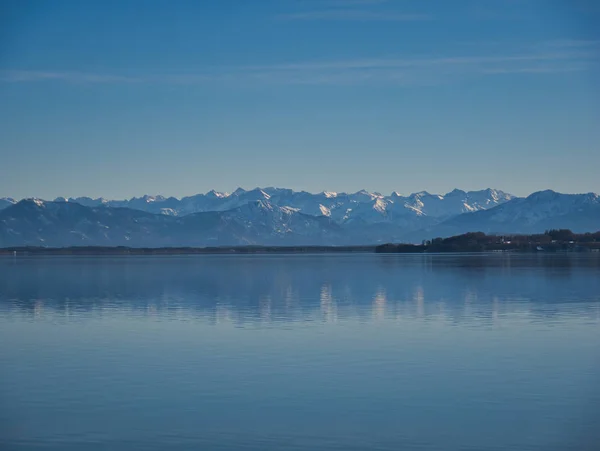 Las montañas se reflejan en el agua tranquila —  Fotos de Stock