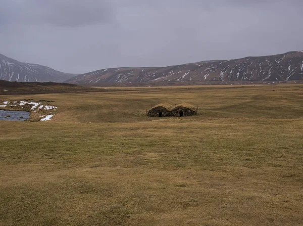 Bir çayırda iki müstakil turba evi — Stok fotoğraf