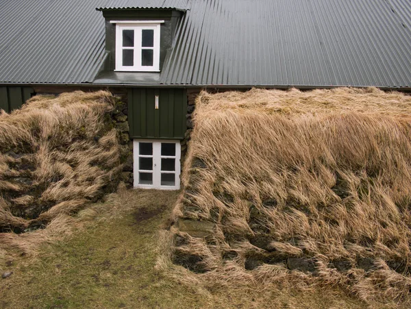 Janela de uma casa de turfa em Keldur perto de Hella — Fotografia de Stock