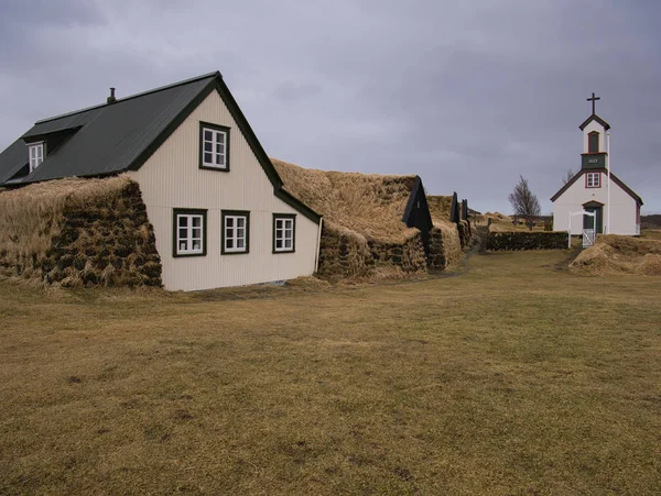 Casas de turfa bem preservadas de Keldur com igreja — Fotografia de Stock