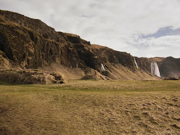 Declive de montanha com várias cachoeiras na Islândia — Fotografia de Stock