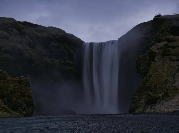 Wodospad Skogafoss w Islandii o zmierzchu — Zdjęcie stockowe