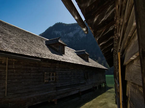 Boathousi na břehu jezera Koenigssee — Stock fotografie