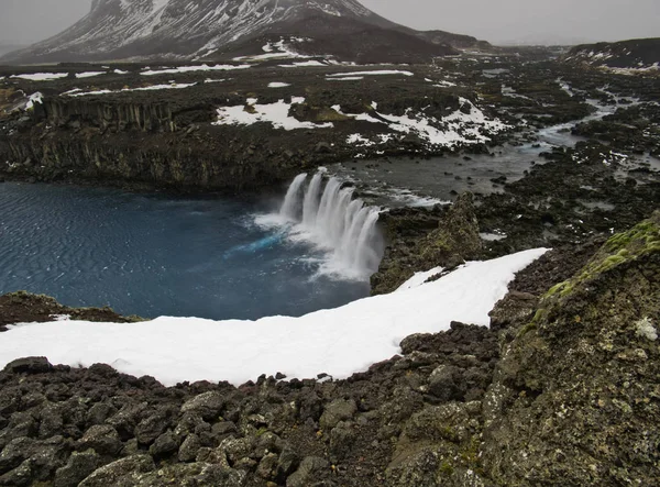 Utsikt över Thjofafoss vattenfall med snö — Stockfoto