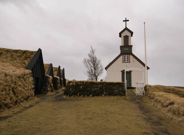 古い教会とケルドゥールの泥炭の家 — ストック写真