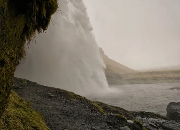 Водоспад сельджаландсфосс зі шляху до водоспаду — стокове фото