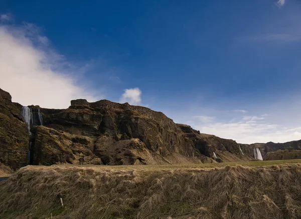 Une colline avec plusieurs cascades en arrière-plan — Photo