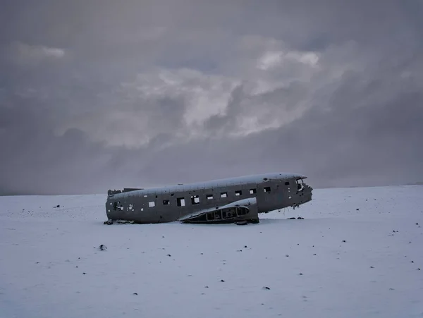 Boční pohled na havárii letadla DC-3 na Islandu — Stock fotografie