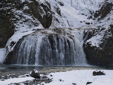 Kışın İzlanda'da Stjornafoss şelale
