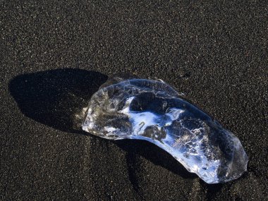Diamond Beach kum üzerinde buzul buz