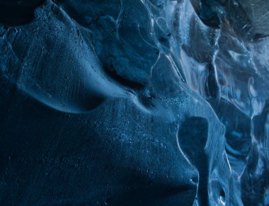 Mavi buzul buzul bir mağarada yakın çekim görünümü