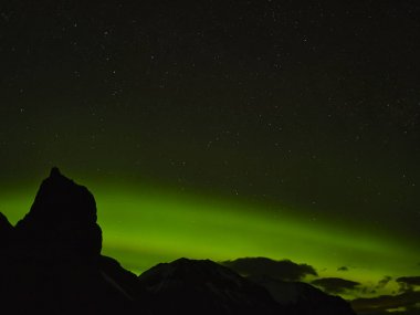 Aurora Borealis İzlanda'da bir dağ sırası arkasında