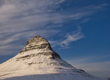 Gün batımında Konik Kirkjufell dağ