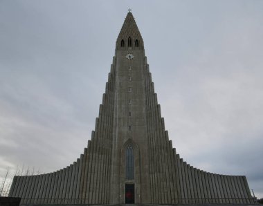 Reykjavik'teki İzlanda Devlet Kilisesi'nin görünümü