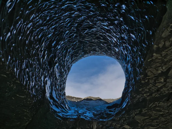 Agujero en la cueva de cristal en el glaciar azul — Foto de Stock