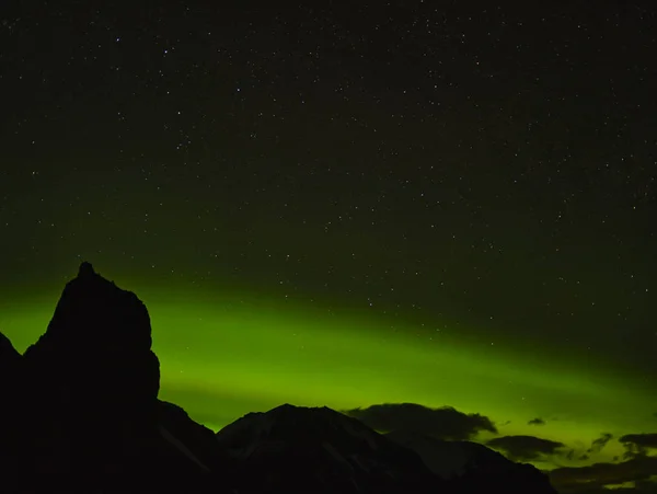 Aurora Borealis za pasmo górskie w Islandii — Zdjęcie stockowe