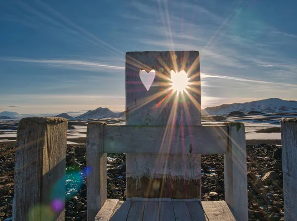 Solstrålar lysa genom hjärtat i avföringen — Stockfoto