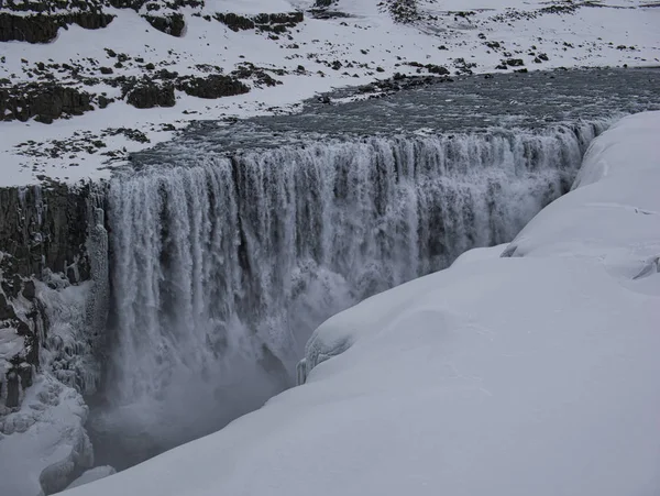 Der Dettifoss-Wasserfall in Island mit Neuschnee — Stockfoto