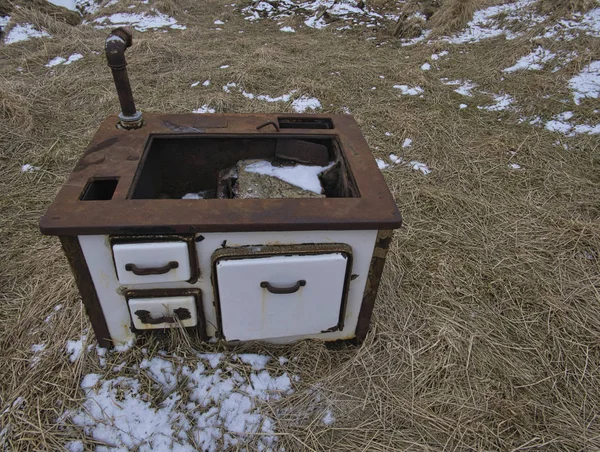 An old wood stove in the open on a meadow — Stock Photo, Image