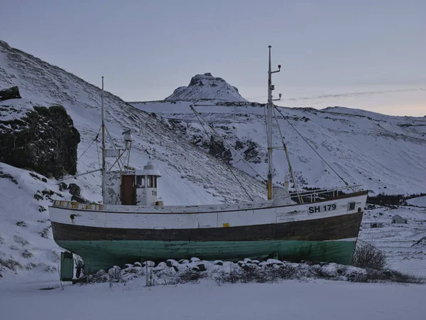 Oude vissersboot naast de weg in de buurt van Olafsvik — Stockfoto