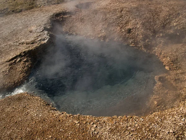 Kokande termisk källa nära Reykjadalur på Island — Stockfoto