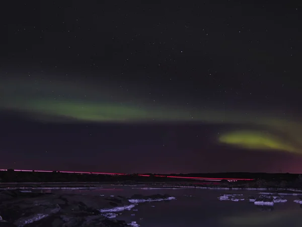 Trilha de luzes e luzes do norte na Lagoa — Fotografia de Stock