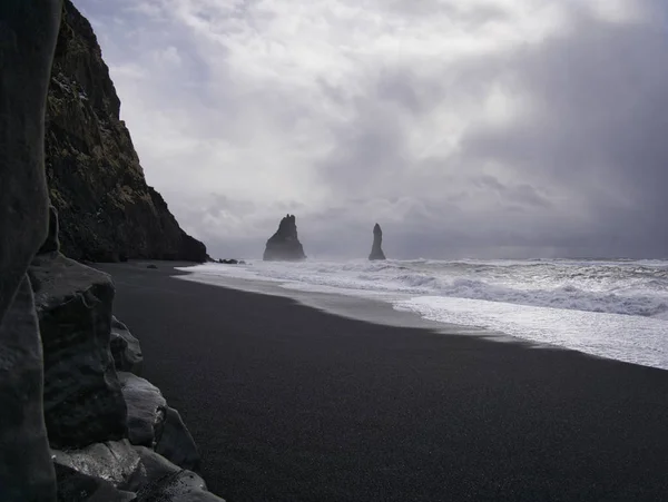 Las agujas de roca Londrangar con playa negra — Foto de Stock