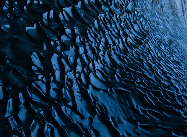 Die blaue Eiswand in einer Gletscherhöhle — Stockfoto