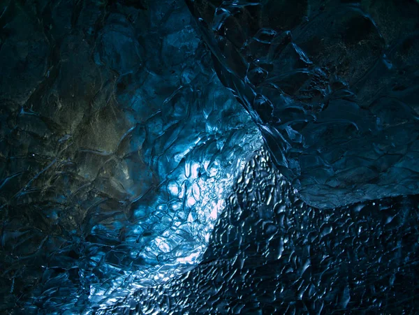 Gelo inundado de luz de uma caverna de geleira — Fotografia de Stock