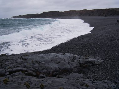Djupalonssandur siyah kumlu plajda Dalgalar