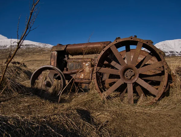 Starý rezavý traktor na louce na Islandu — Stock fotografie