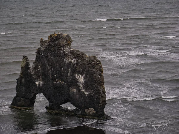 La grande roccia basaltica sulla costa islandese — Foto Stock